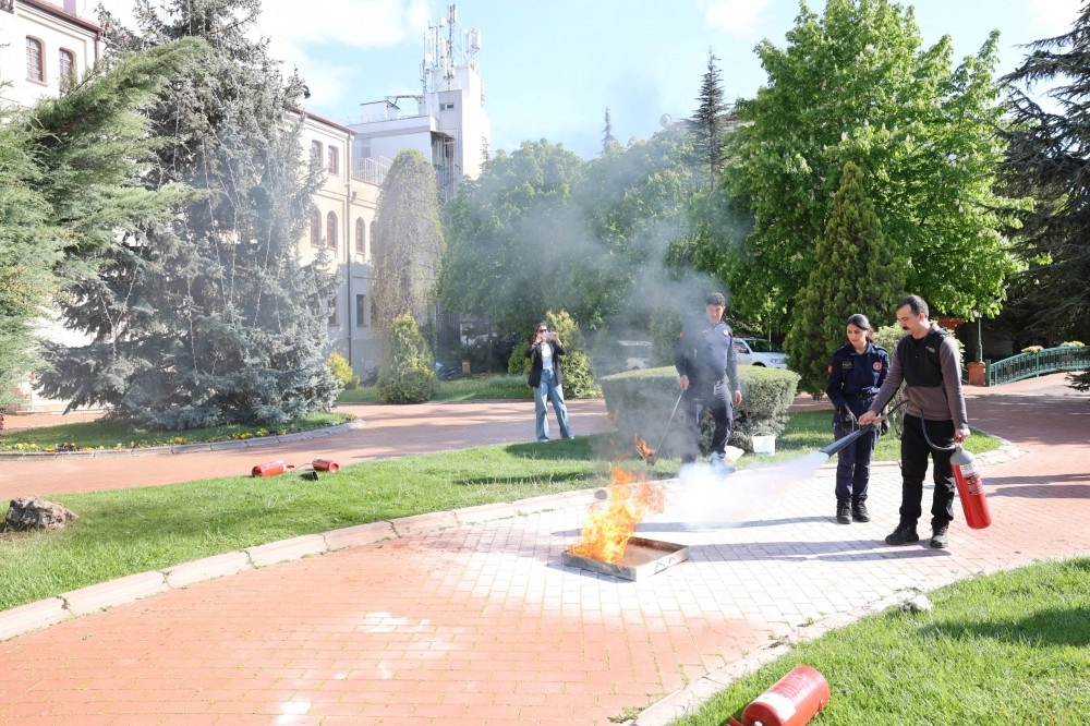 Otelde yangın tatbikatı ger&ccedil;eğini aratmadı
