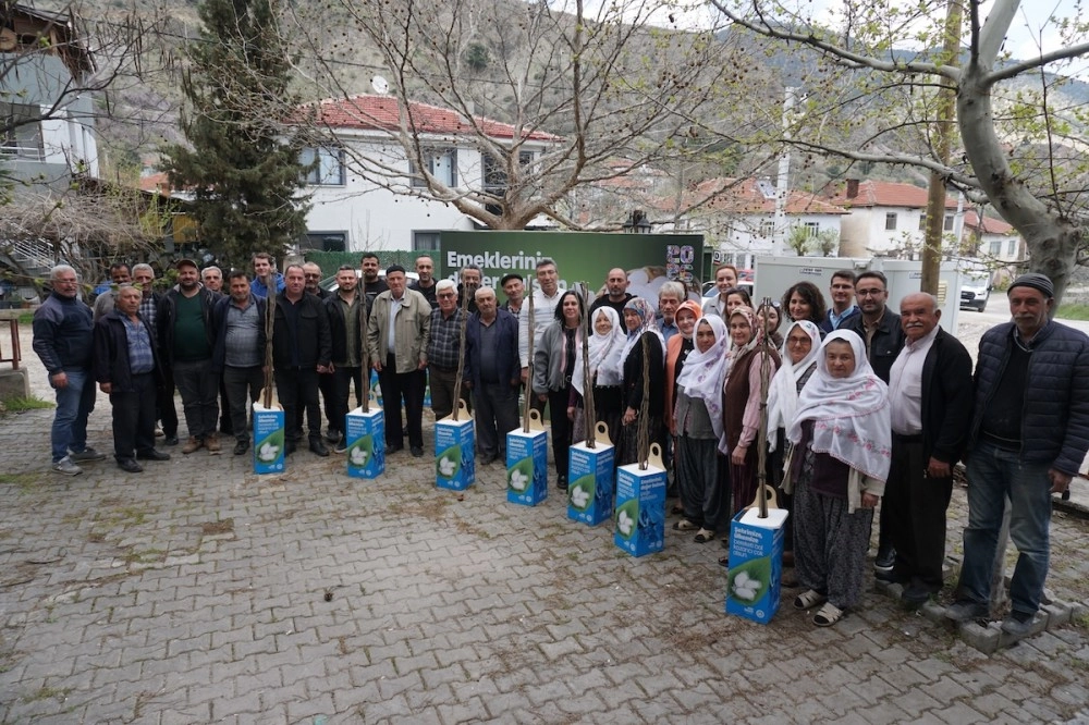600 dut fidanı &uuml;reticiyle buluştu