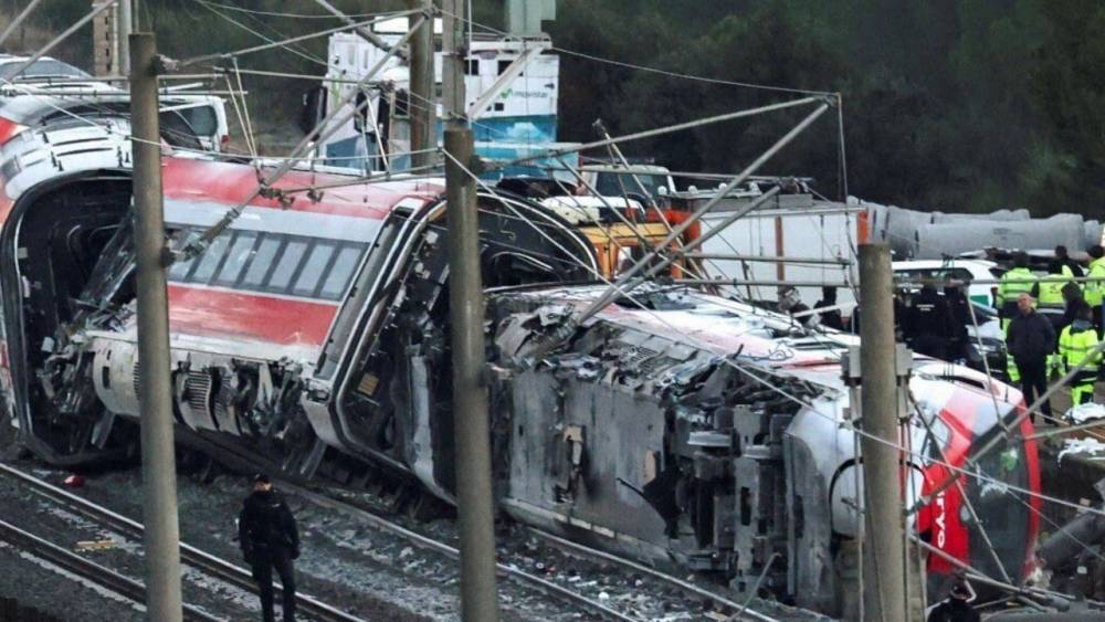 İspanya&rsquo;da iki hızlı tren &ccedil;arpıştı: 39 kişi hayatını kaybetti