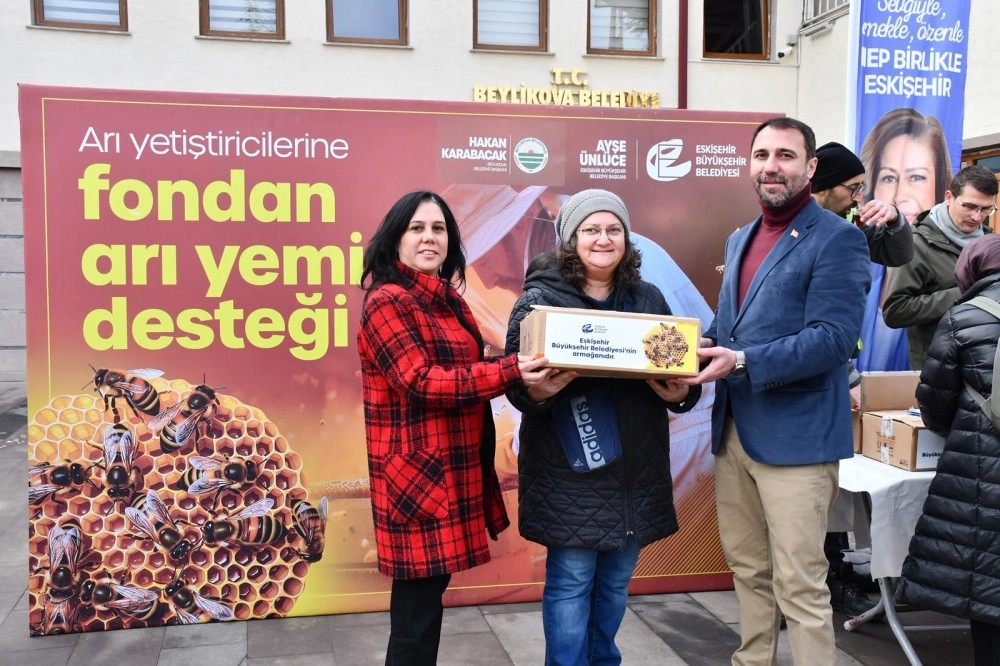 Eskişehir'de &uuml;reticilere arı yemi desteği