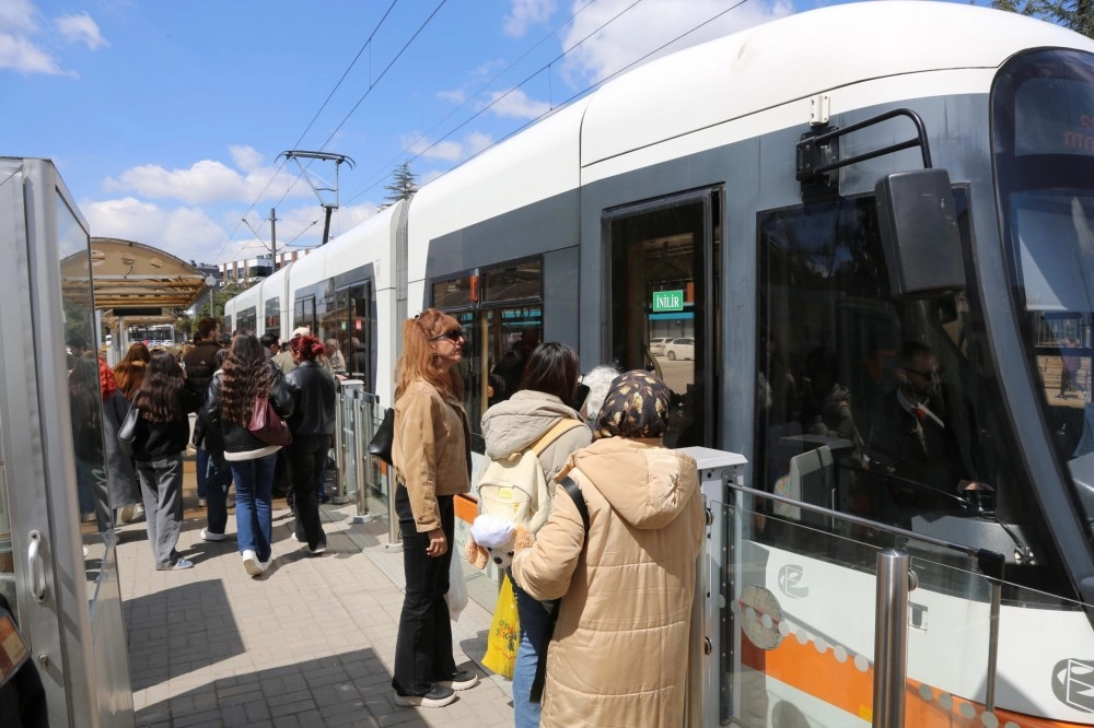 &Ouml;ğrenciler &ldquo;Bas Ge&ccedil;&rdquo; ile ulaşımda nefes aldı