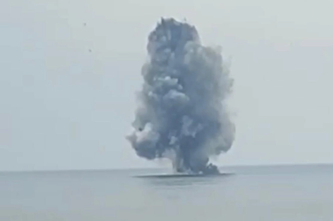 Kıyıya vuran insansız deniz aracı kontroll&uuml; patlatıldı