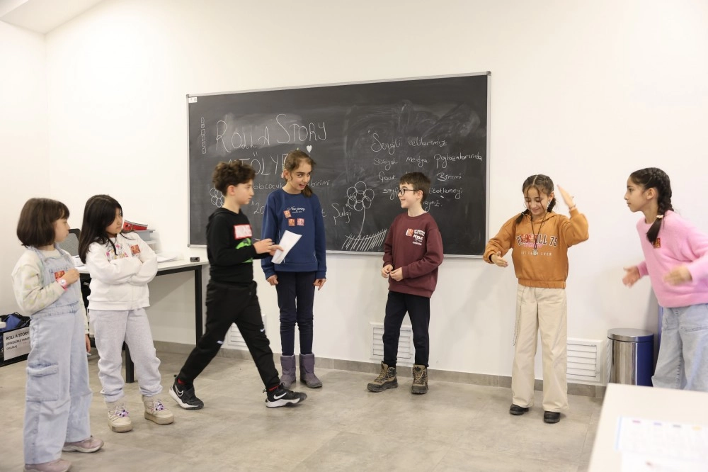 &Ccedil;ocuklara sanat şenliği