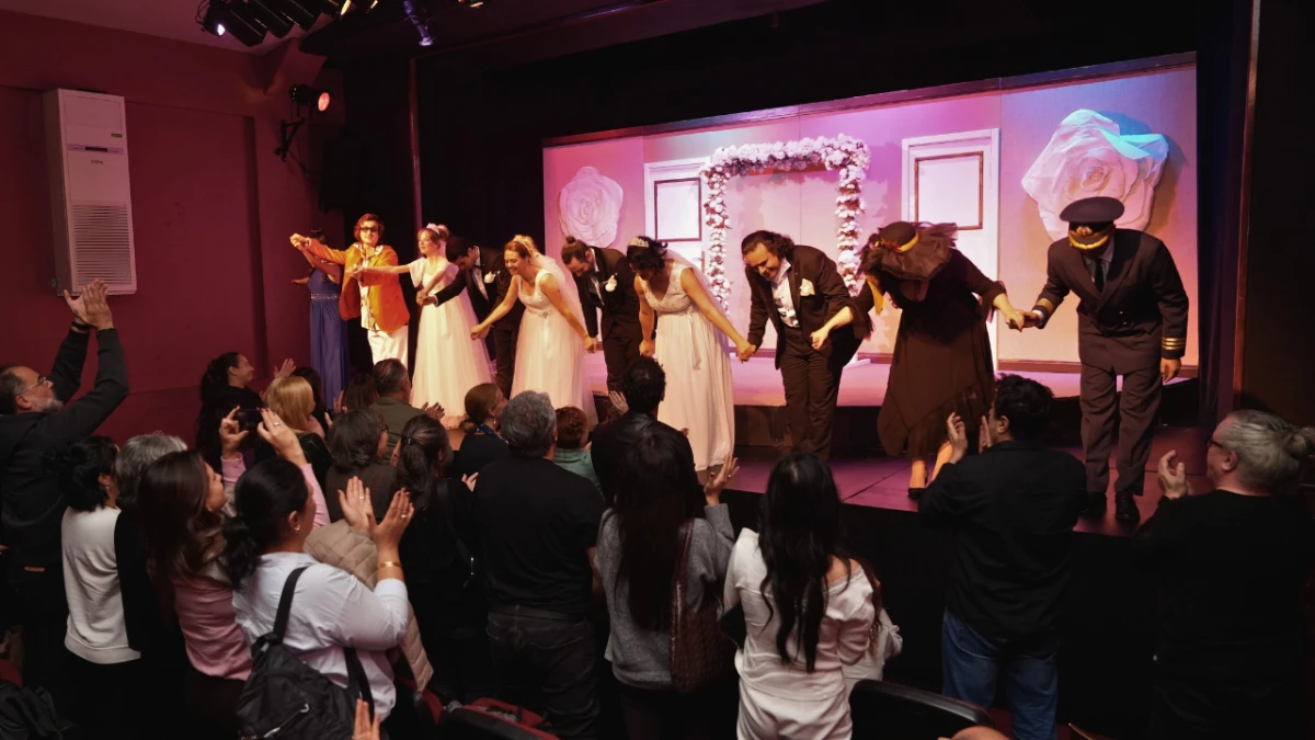 Alkışlar eşliğinde sahnede