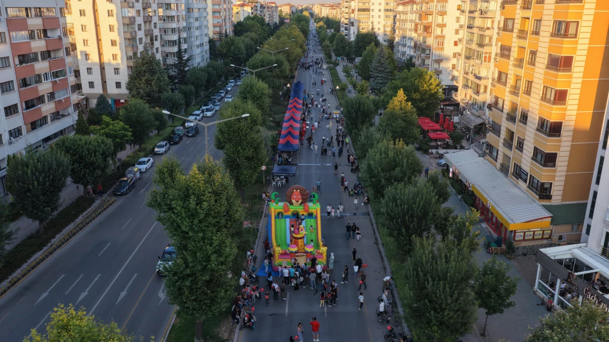 Atat&uuml;rk Bulvarı yine yayalara kaldı