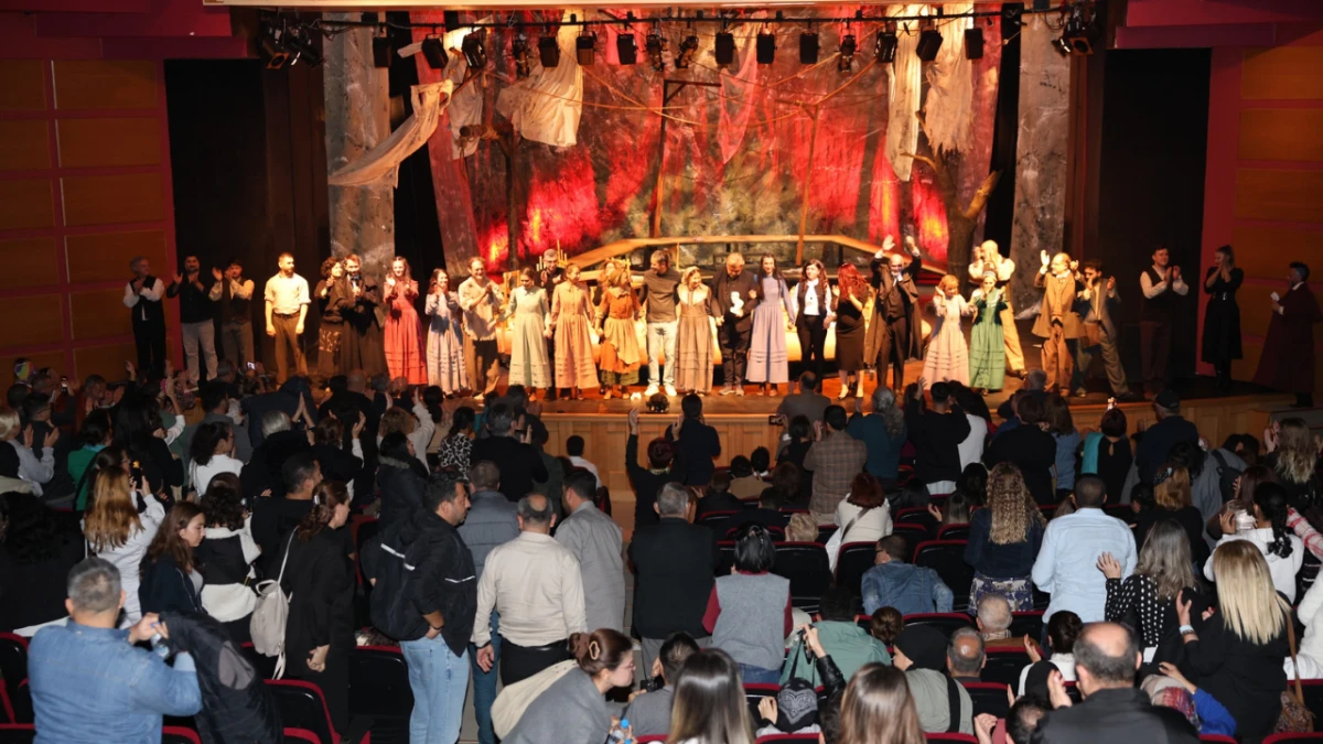 Ayakta alkışlandı