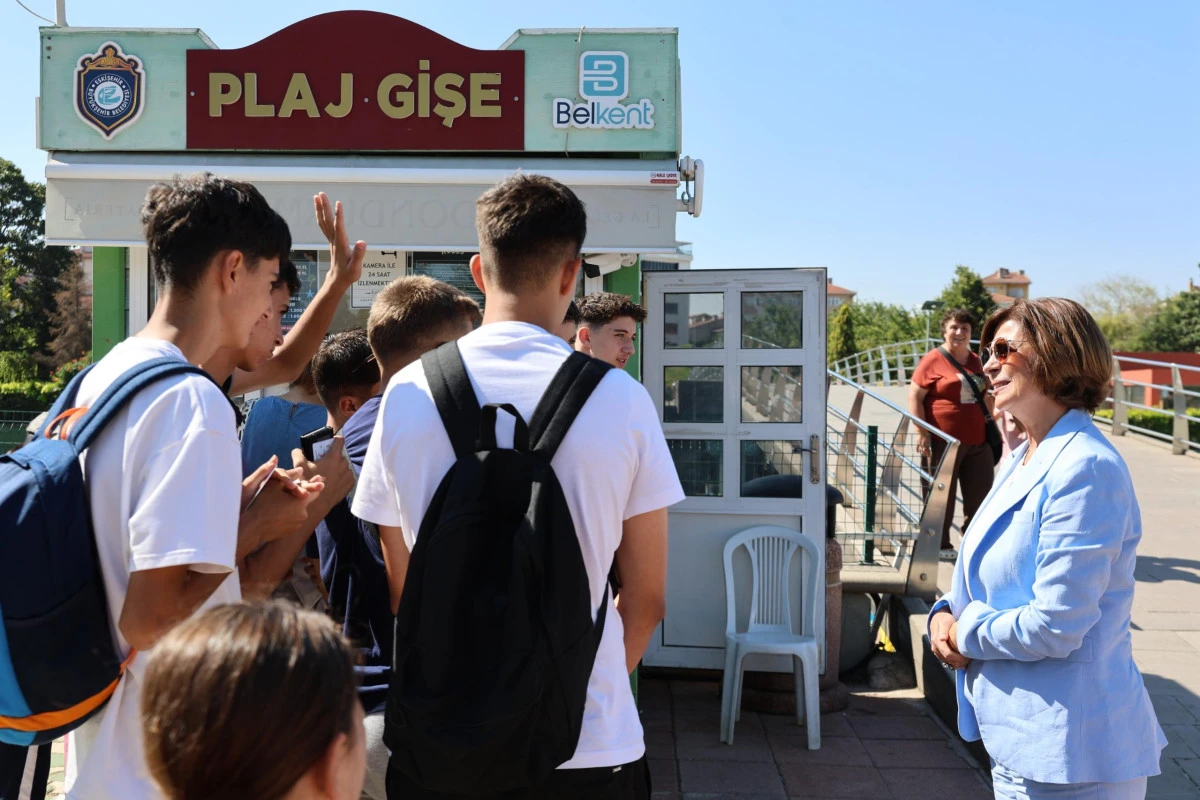 Başkan &Uuml;nl&uuml;ce, yapay plajda halkla buluştu