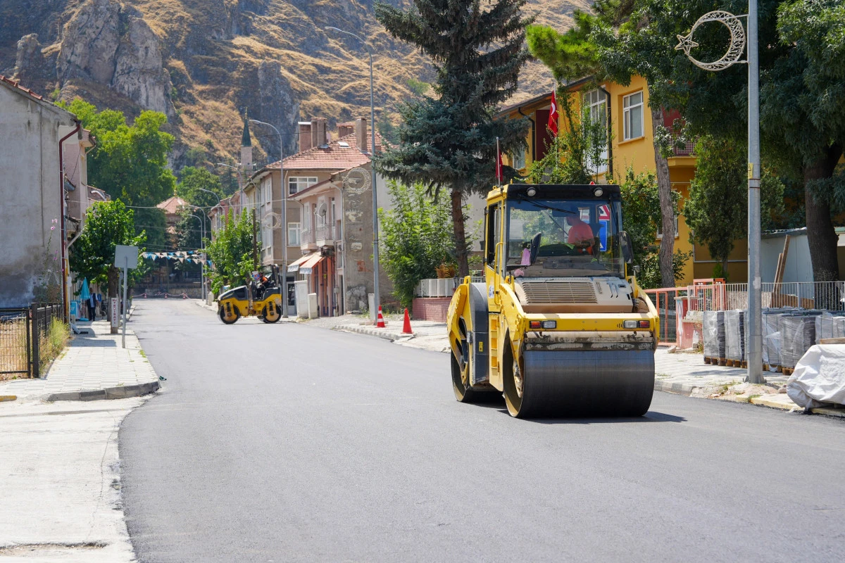 B&uuml;y&uuml;kşehir in&ouml;n&uuml;&rsquo;de asfalt atıyor