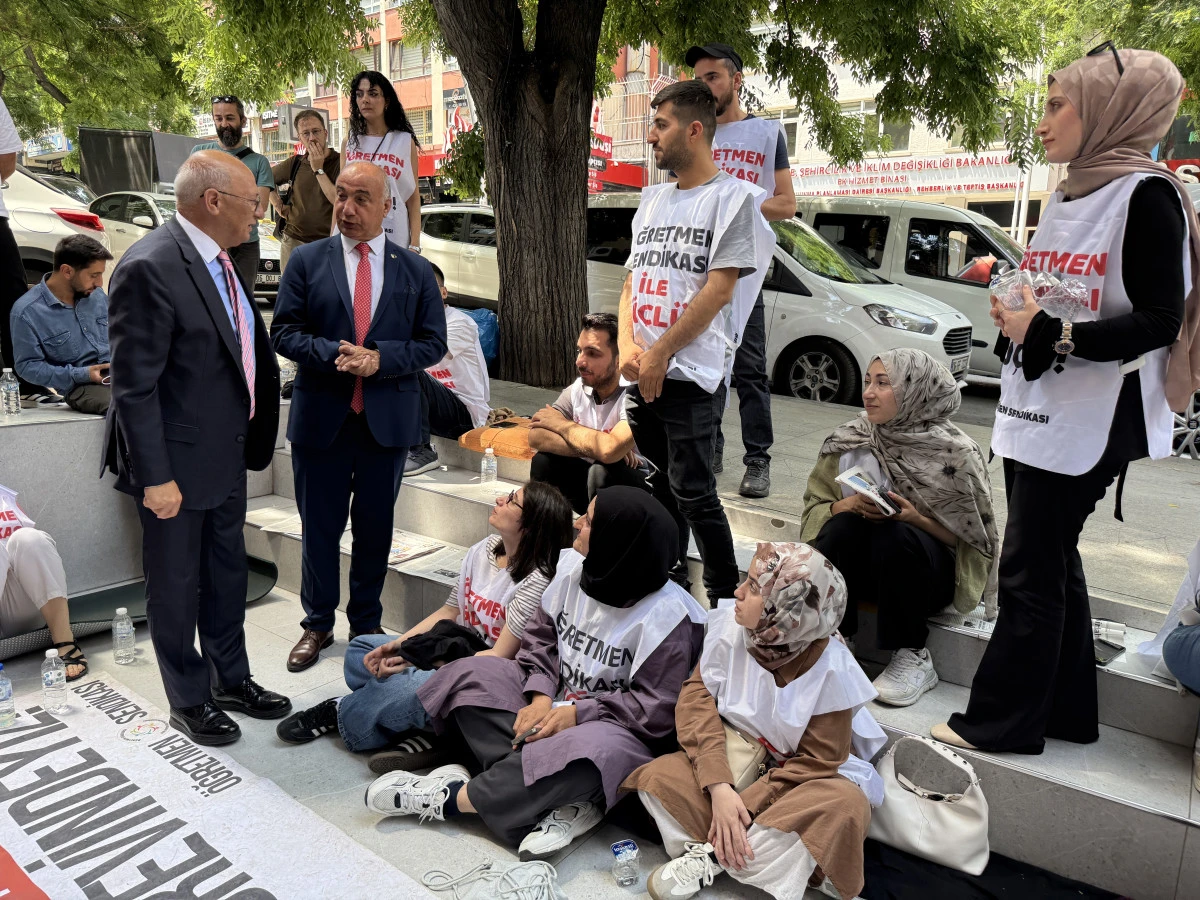 &Ccedil;akır&ouml;zer&rsquo;den a&ccedil;lık grevindeki &ouml;ğretmenlere destek