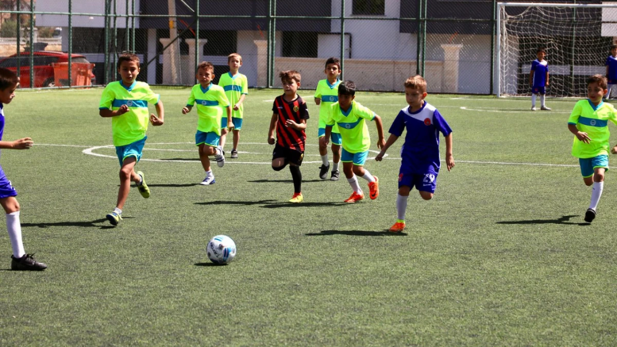 Çocuklara futbol kış okulu