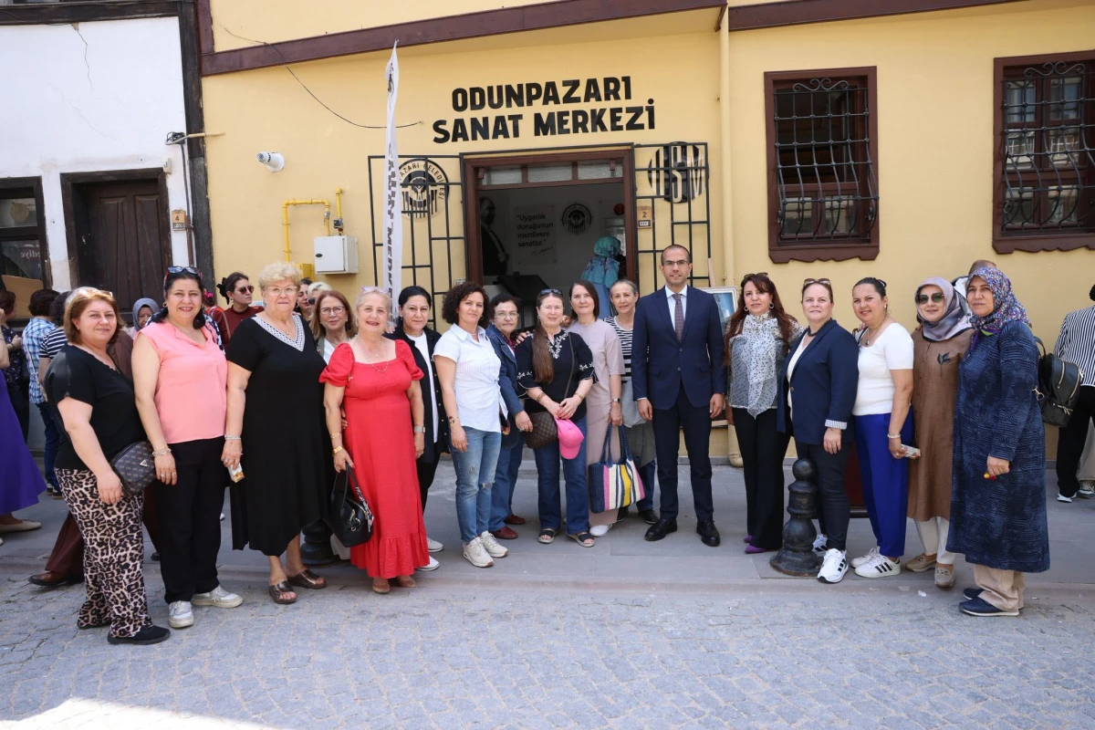 Kağıt r&ouml;lyef eserler g&ouml;r&uuml;c&uuml;ye &ccedil;ıktı