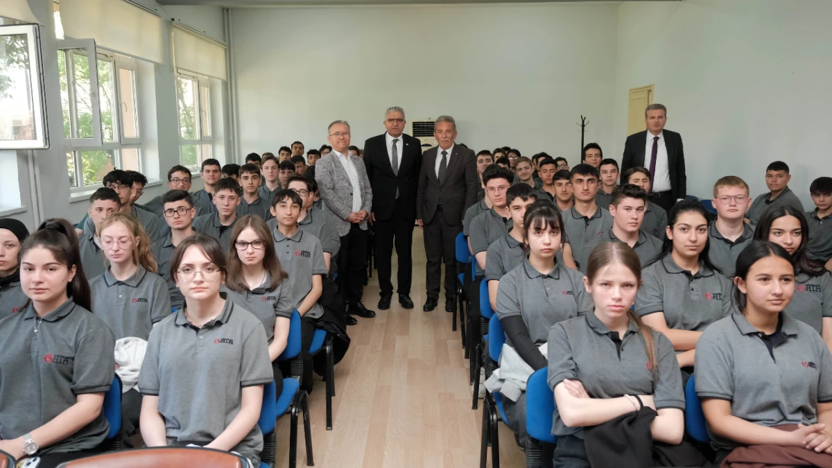 Küpeli, mezun olduğu okulda!