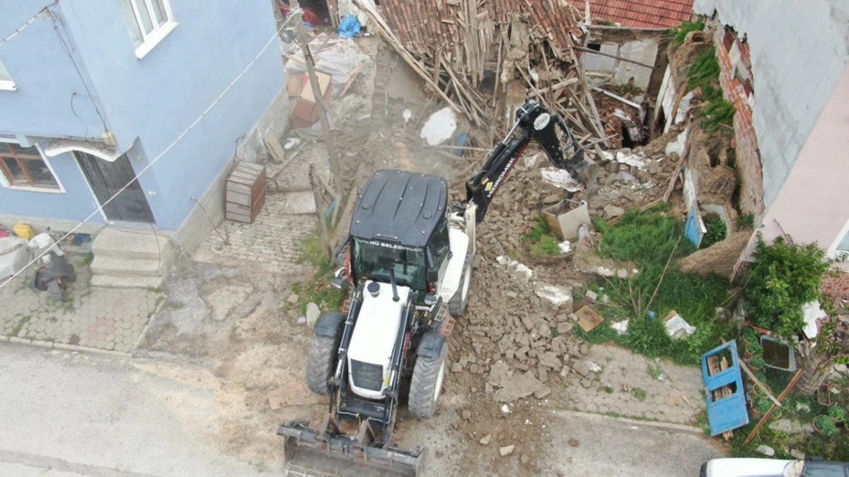 Metruk binalar yıkılıyor