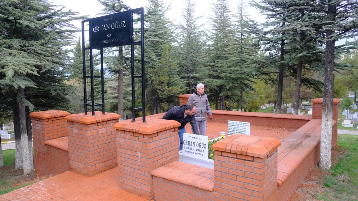 Orhan Oğuz'un kabri onarıldı