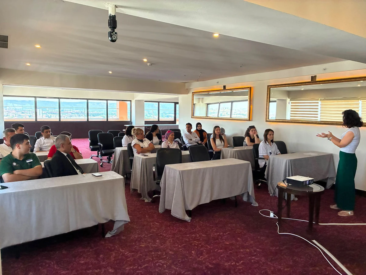 Otel &ccedil;alışanlarına toplumsal cinsiyet eşitliği eğitimi