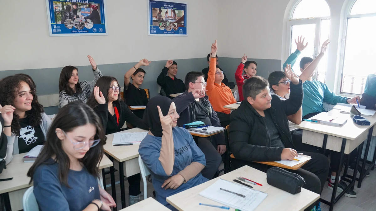 Tepebaşı gençlerin yanında