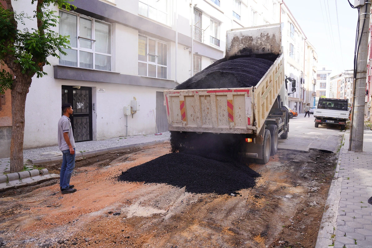 Tepebaşı&rsquo;nda sokaklar ve caddeler elden ge&ccedil;iyor